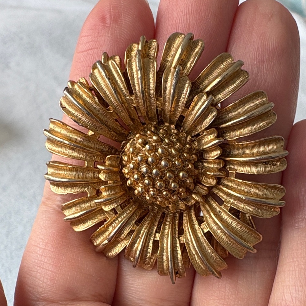 Vintage Coro Gold Floral Brooch - Picture 8 of 8